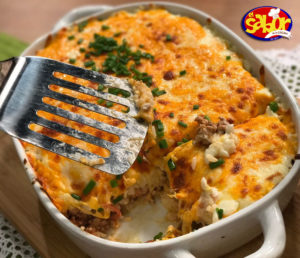 En una sartén preparar la carne molida de cerdo o res, sofriendo primero las cebollas, tomate, ajo, y con lo que gustes para darle sabor a tu carne. 