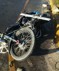 Motorista muere al enredarse con conos y ser impactado por camión 