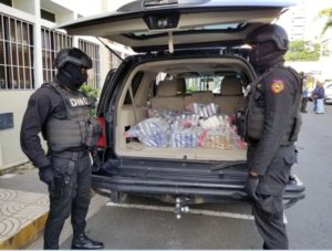 Autoridades decomisan 111 paquetes presumiblemente cocaína en SDE