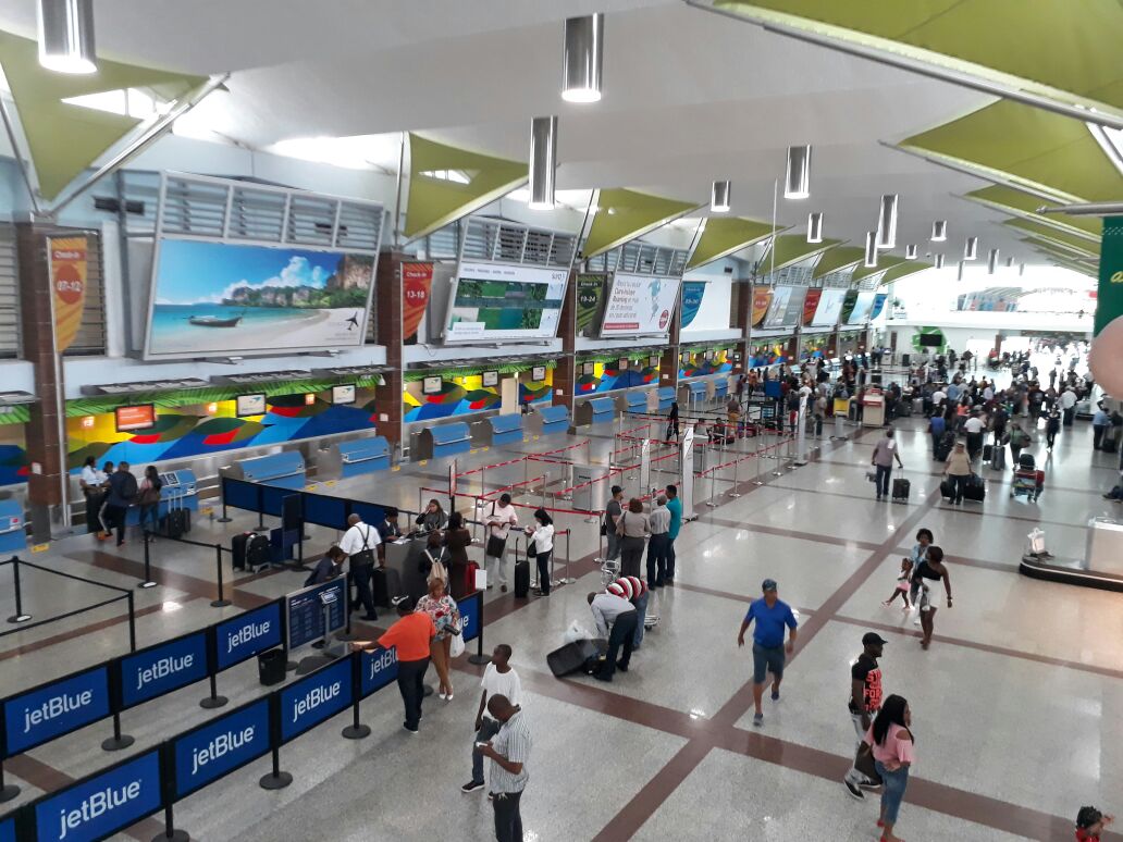 Siguen cancelaciones de vuelos por mal tiempo