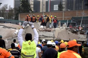 A punto de cumplirse 72 horas, crece la tensión de familiares de víctimas por el sismo que reclaman seguir con las labores de búsqueda y rescate.