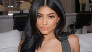Aparentemente, la menor de las famosas hermanas Kardashian dio la noticia este mes a sus amigos durante el festival en Anaheim Day N Night. Y su novio, Travis Scott, de 25 años, habría hecho lo mismo con su círculo más cercano.