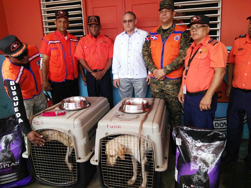 Defensa Civil entrega ambulancia y unidad canina en Mao