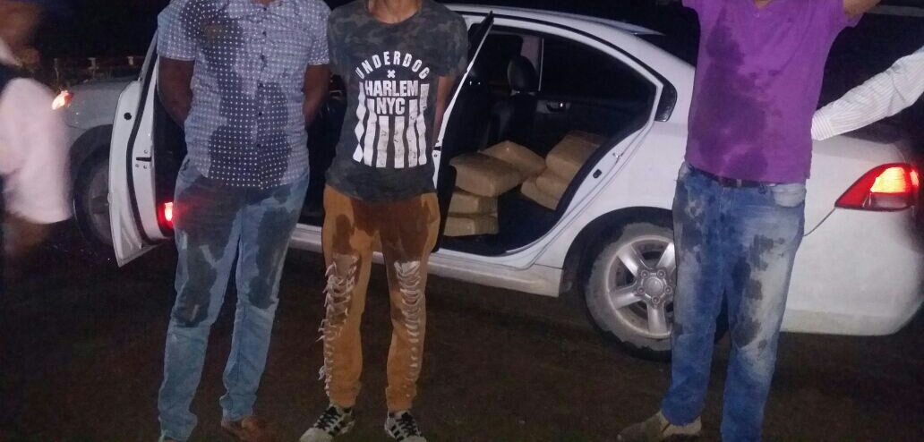 Apresan tres hombres con 26 paquetes de marihuana
