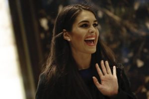 Hope Hicks asume de forma permanente la dirección de comunicación de la Casa Blanca
De 28 años, Hicks es la tercera persona que ocupa ese puesto en los apenas ocho meses de mandato de Trump. EFE/Archivo
