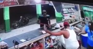 Video capta atraco a mano armada en colmado de sector Alma Rosa