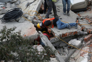 CIUDAD DE MEXICO- A cuatro días del terrible terremoto de 7,1 que estremeció México esta semana, la búsqueda de sobrevivientes continúa en medio de la esperanza y el temor.