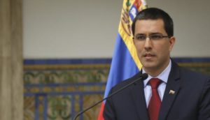 El ministro de Exteriores de Venezuela, Jorge Arreaza, ha entregado las notas de protesta a los embajadores de España, Alemania, Italia y el Reino Unido en relación a las opiniones acerca de la decisión de las autoridades venezolanas de prohibirle a la opositora Lilian Tintori la salida del país. 