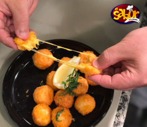 A continuación lo que necesitas para preparar bolitas de queso dominicana, esto como cortesía de El Sabor de la Cocina, programa televisivo que se transmite de lunes a viernes (11:00 am a 12:00 del mediodía), a través de NCDN. 