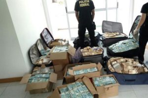 El dinero, aún no cuantificado, estaba dentro de al menos ocho grandes maletas y cinco cajas, de acuerdo a fotografías divulgadas por la Policía Federal tras una operación realizada en la ciudad de Salvador, capital del estado de Bahía, de donde es oriundo Vieira Lima.
