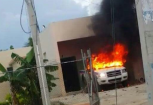 Grupo indignado prende fuego a camioneta de PN en Valverde tras muerte de joven 