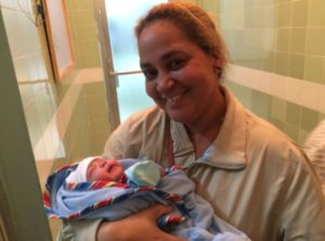 Adolescentes dan a luz niñas en medio de mal tiempo y las llaman “María”