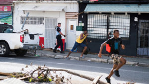Martín permanecen encerrados en sus habitaciones por miedo a un grupo de más de 600 saqueadores que irrumpen en hoteles y hogares del lugar. Uno de los soldados apostados en la isla asegura que tiene que lidiar con un asaltante 