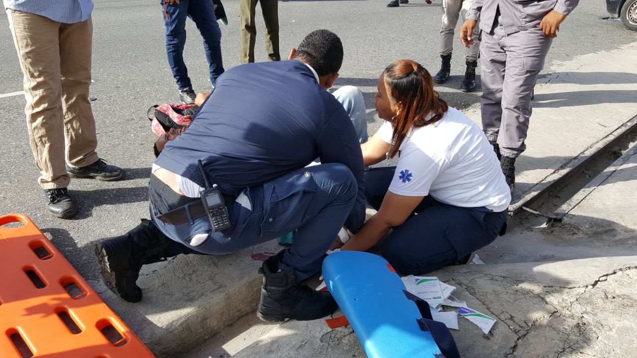 Vehículo atropella motorista en avenida Charles Summer