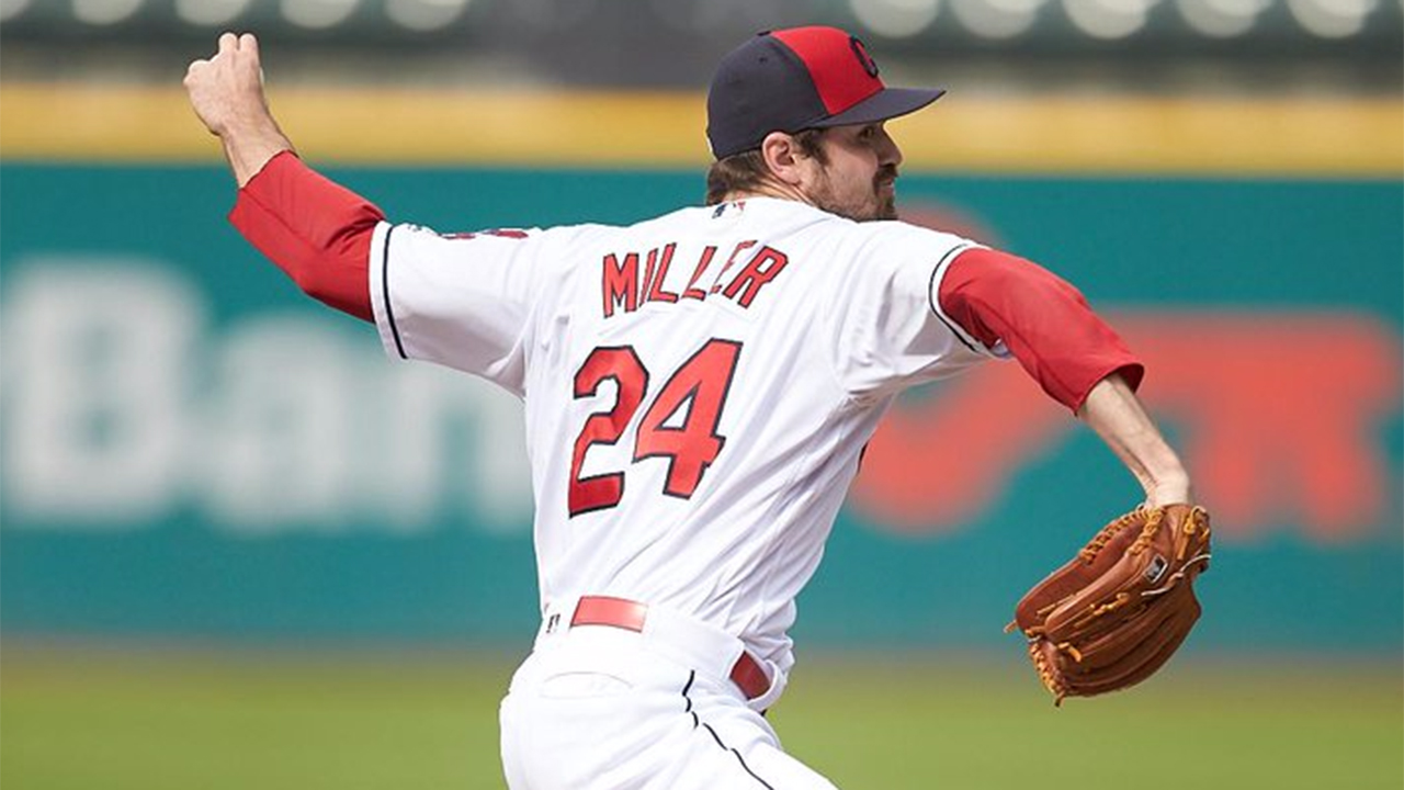 Indios activan al relevista zurdo Andrew Miller