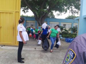 Vuelven a trasladar hombres y mujeres de cárcel Rafey por huracán

