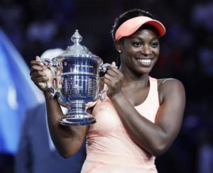 Sloane Stephens alza el trofeo de campeona del US Open tras vencer a Madison Keys en la final, el sábado 9 de septiembre de 2017. (AP Foto/Julio Cortez)