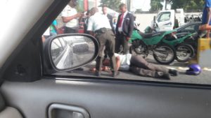 Tiene fracturas en pierna derecha agente AMET atropellado por motorista en elevado