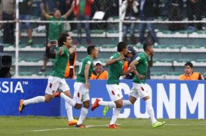 El boliviano Juan Carlos Arce, derecha, festeja con sus compañeros luego de anotar un gol contra Chile en duelo por las eliminatorias mundialistas sudamericanas para Russia 2018, en el estadio Hernando Siles de La Paz, Bolivia, el martes 5 de septiembre de 2017. (AP Foto/Juan Karita)