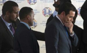 La Corte Suprema de Guatemala autorizó el lunes que el Congreso analice la situación para que la fiscalía y la Comisión Internacional Contra la Impunidad en Guatemala (CICIG) tengan el camino libre para investigar al mandatario por presunto financiamiento electoral ilícito. Y mientras el oficialismo ha dicho que defenderá a toda costa al presidente, otros consideran que para Morales ya es una lucha perdida.