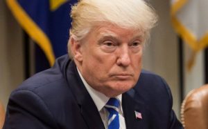 El presidente de EE.UU., Donald Trump, llamó este jueves por teléfono al gobernador de Puerto Rico, Ricardo Rosselló, y al gobernador de las Islas Vírgenes, Kenneth Mapp, para conocer la destrucción causada por el huracán María y comprometerse a seguir enviando ayuda federal.