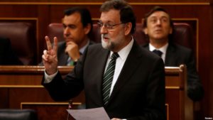 El gobierno español anunció este jueves que se prepara para intervenir la autonomía de Cataluña luego que el presidente de la Generalitat catalana, Carles Puigdemont