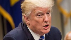 Donald Trump se reunió este jueves con el gobernador de Puerto Rico, Ricardo Rosselló, en la Casa Blanca, donde aseguró que pedirá al Congreso de Estados Unidos fondos y préstamos para adelantar la recuperación de la isla tras el paso del huracán María.