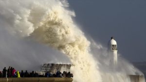 Tormenta sin precedentes golpea Irlanda y deja muertos