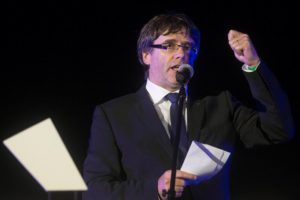 GRA344. BARCELONA, 29/09/2017.- El presidente de la Generalitat, Carles Puigdemont, interviene en el acto unitario del independentismo a dos días del 1-O, esta noche en Montjuic, Barcelona. EFE/Quique García