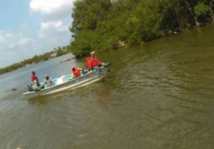 Encuentran cadáver de un hombre con  varios impactos balas y atado a varios blocks en río Higuamo 