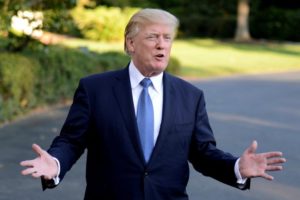 Un juez federal de Hawaii bloqueó este martes temporalmente el tercer veto migratorio impuesto por el presidente Donald Trump, cuya entrada en vigor estaba prevista para este miércoles, por considerarlo discriminatorio.