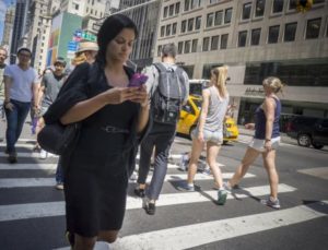 Hawaii: multará a quienes crucen la calle mirando su teléfono celular