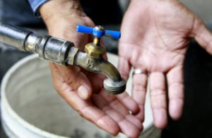 Comunitarios del sur de Santiago piden terminación de obras