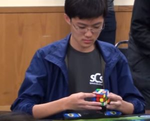 Surcoreano arma cubo de Rubik en menos de 5 segundos y bate récord mundial