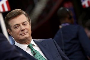 Una jueza de Estados Unidos ordenó hoy la reclusión en régimen de arresto domiciliario para Paul Manafort, exjefe de campaña del ahora presidente, Donald Trump, y le fijó una fianza de 10 millones de dólares