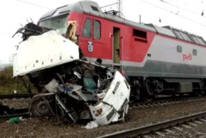 Al menos 16 personas murieron este viernes de madrugada por la colisión entre un autobús y un tren en la región de Vladimir