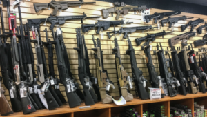 Un estudio publicado este jueves por el American Journal of Public Health reveló que al menos tres millones de personas llevan todos los días un arma corta cargada en Estados Unidos y nueve millones la lleva por lo menos una vez al mes. 