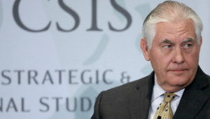 El secretario de Estado de EE. UU., Rex Tillerson, mostró este lunes en Bagdad el apoyo de Washington a la unidad de Irak y al compromiso con la constitución tras reunirse con el primer ministro iraquí, Haidar al Abadi