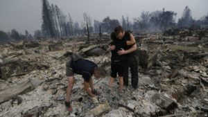 Tras la muerte y destrucción que dejaron a su paso al menos 17 incendios forestales en California, el vicepresidente de Estados Unidos