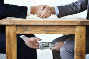 Uno de cada tres latinoamericanos pagó sobornos en los últimos 12 meses en servicios públicos básicos, según un estudio presentado este lunes por la ONG alemana Transparencia Internacional (TI), que resalta la corrupción en México