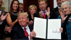 Trump prepara proceso de revocar el “Obamacare”