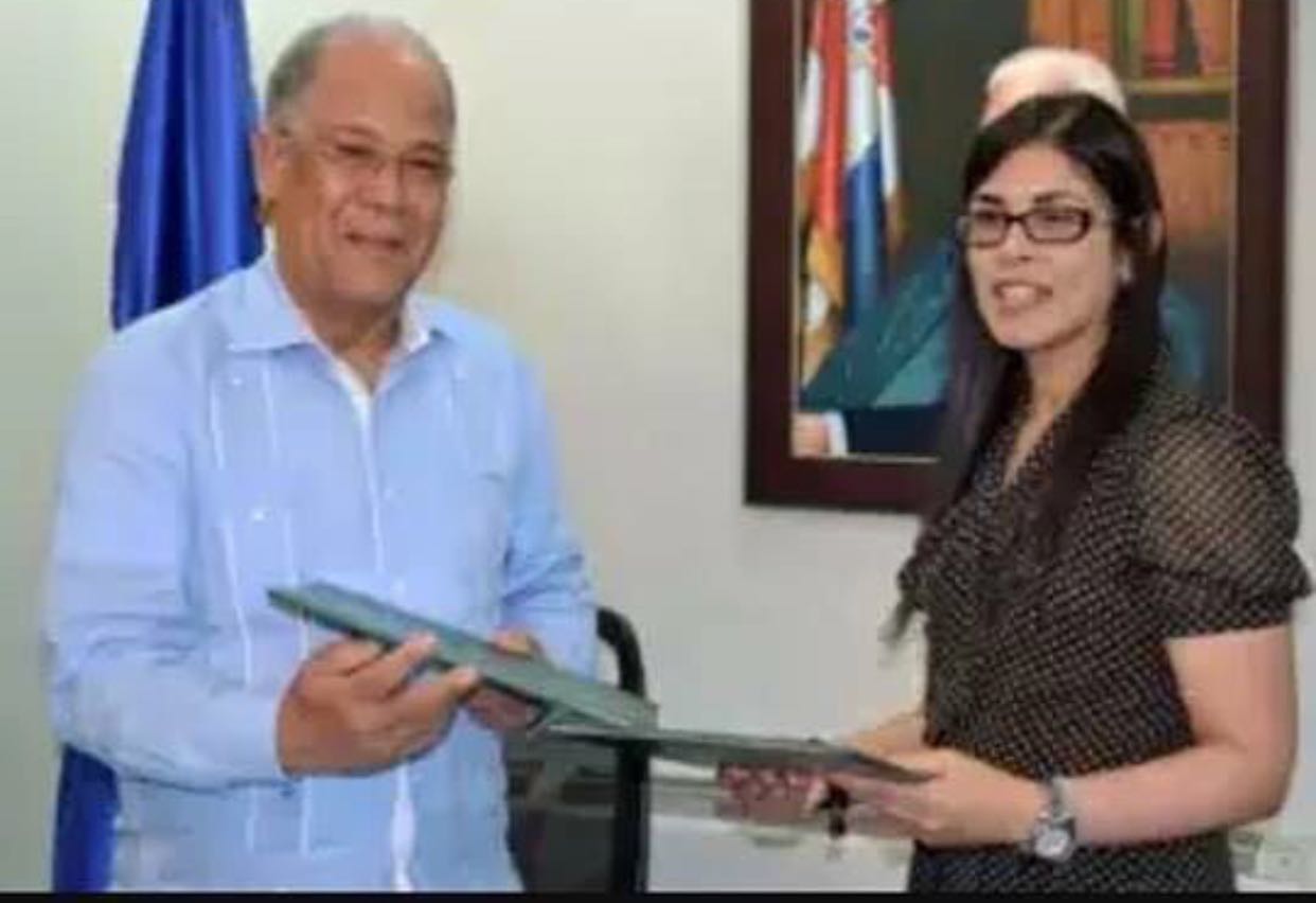Fiscal Olga Diná explica foto junto a exdirector OMSA