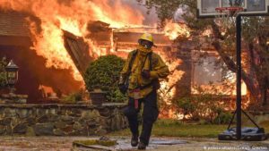 Las últimas estimaciones del Departamento Forestal y de Protección contra Incendios de California apuntan que la veintena de incendios que continúan activos, dispersos en diferentes zonas y variados en cuanto a su extensión