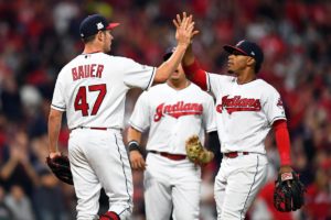 Indios blanquean Yankees en Juego 1 de Serie Divisional de la Liga Americana