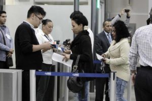 La I Ronda de Conversaciones Migratorias entre Cuba y Costa Rica que se inició hoy en San José entre autoridades de los dos países, calibró las garantías de un viaje seguro y ordenado como derecho de los migrantes.
Ulises Arranz