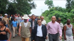 Choferes carretera Cotuí-Cevicos levanta paro por reclamación de la construcción de un puente 