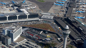 Un centro de carga en el aeropuerto Schiphol en Ámsterdam, Países Bajos, ha sido evacuado luego de que perros rastreadores detectaran trazas de material explosivo en un paquete. 
