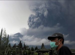  En Bali evacuan 100.000 personas  por riesgo de erupción del volcán Agung