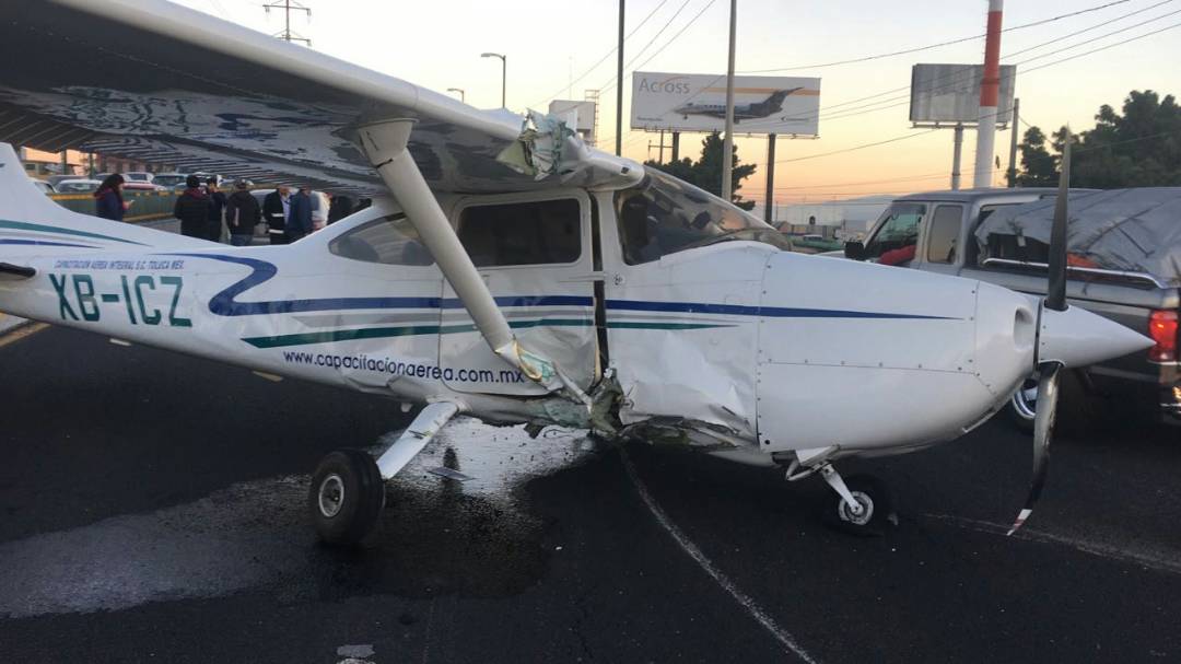 Una avioneta aterrizó de emergencia en plena calle de Ciudad de México