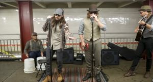 Maroon 5 causa furor tocando en estación de NY